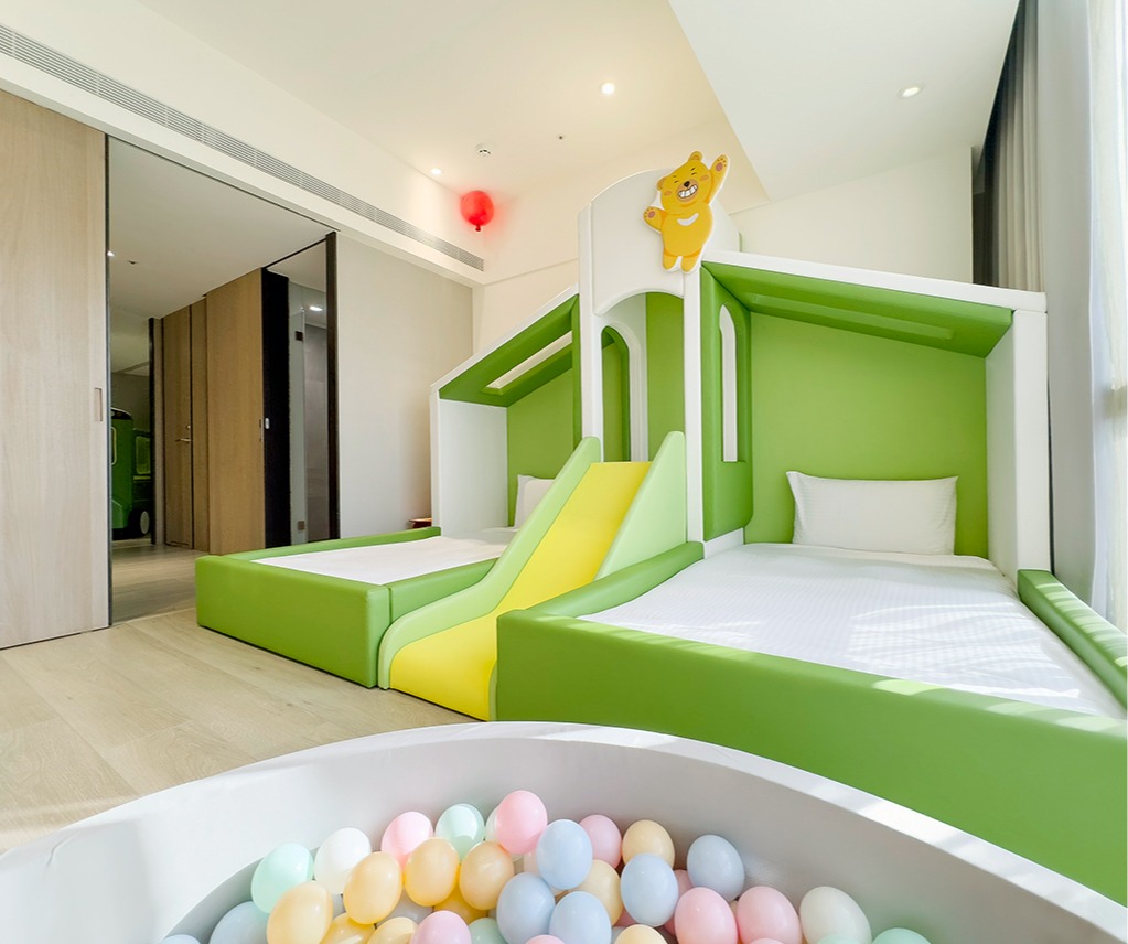 日式童趣家庭套房 (二單床+一造型床+溜滑梯+球池)