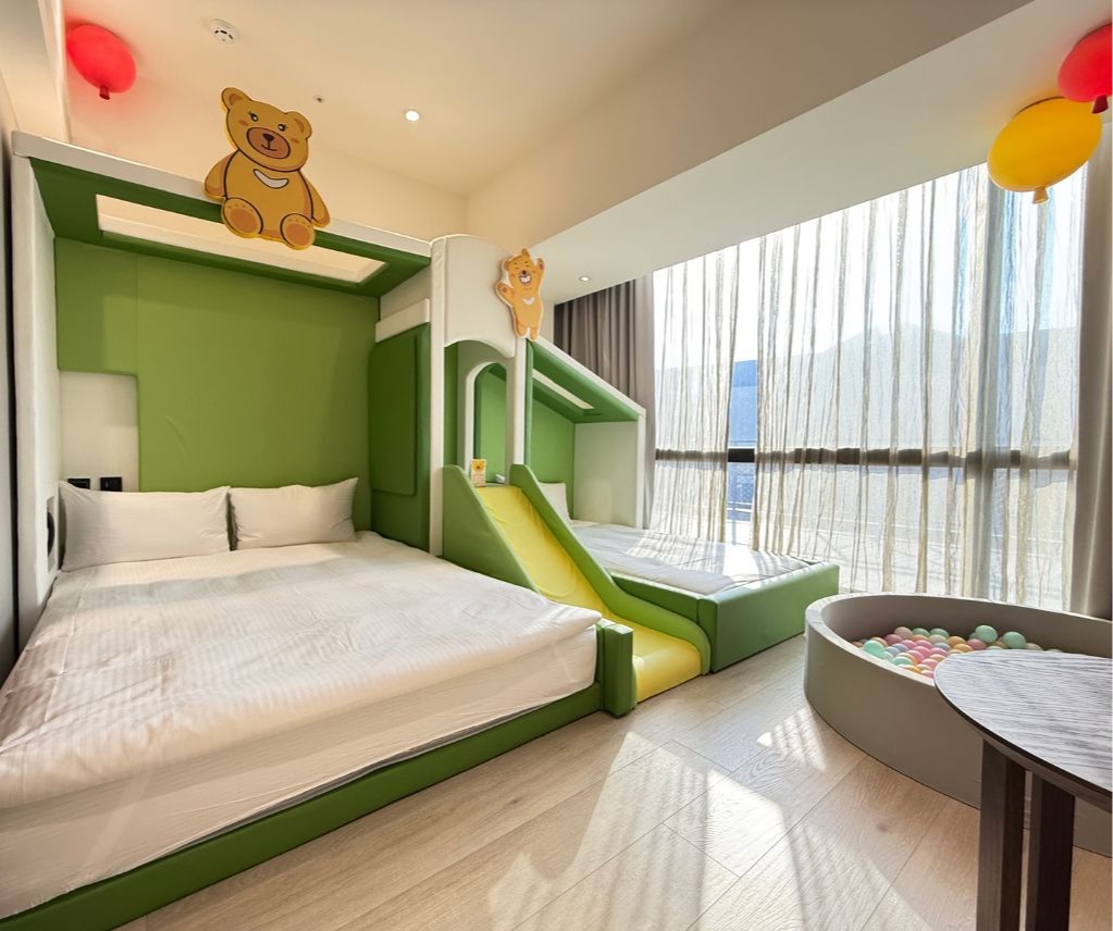 日式童趣家庭套房 (一大床+一小床+溜滑梯+球池)